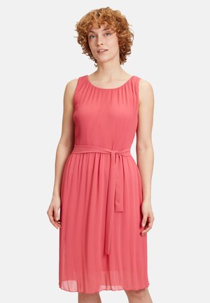Ärmelloses pinkes Kleid mit plissiertem Oberteil und Taillengürtel. Fließender Stoff fällt bis zum Knie und hat eine glatte, leichte Textur.