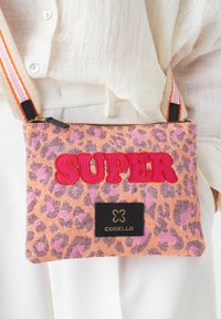 Leopardenmuster Tasche aus orangefarbenem und pinkfarbenem Stoff. Mit einer "SUPER" Applikation, schwarzem Logo-Label und gestreiftem Schulterriemen.