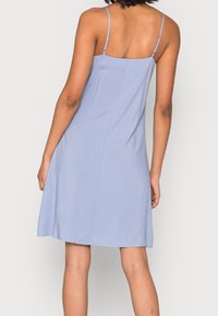 Himmelblaues, ärmelloses Kleid mit einem Rückenreißverschluss, A-Linien-Form und glatter Textur. Verstellbare Spaghettiträger.