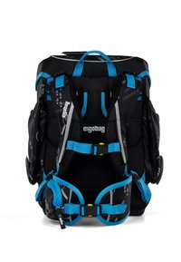 Sac à dos ergonomique noir avec des accents bleus. Comprend des bretelles rembourrées, plusieurs compartiments, des détails réfléchissants et une poignée supérieure pour le transport.