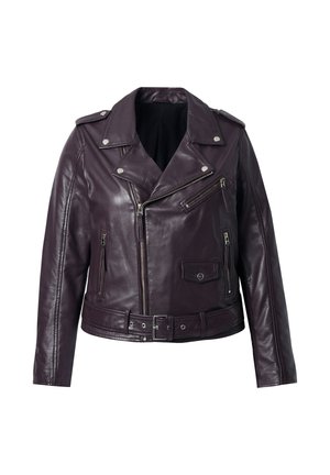Burgunderfarbene Leder-Motorradjacke mit tailliertem Gürtel, asymmetrischem Frontreißverschluss, silbernen Beschlägen und zwei Reißverschlusstaschen. Strukturierte Oberfläche.