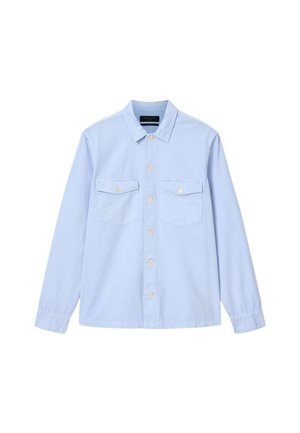 Camicia azzurra a maniche lunghe con bottoni, due tasche sul petto con pattine con bottone e colletto classico su sfondo bianco.