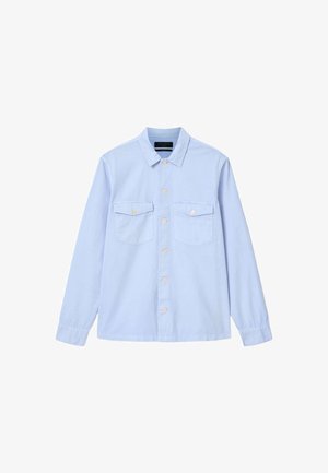 Camicia azzurra a maniche lunghe con bottoni, due tasche sul petto con pattine con bottone e colletto classico su sfondo bianco.