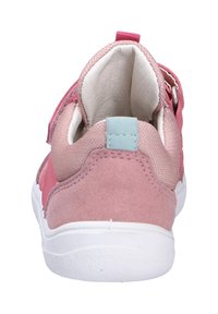 Scarpa sportiva rosa con tomaia in suede e rete, chiusura a strappo, collare imbottito e suola in gomma bianca. La vista posteriore mostra un sottile accento teal.