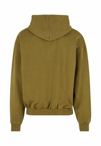 Olivově zelená mikina s kapucí vyrobená z texturované látky, s žebrovanými manžetami a přiléhavým pasem. Zadní pohled ukazuje bezšvový design kapuce.