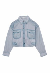 Camicia in denim azzurro chiaro cropped con bottoni frontali, colletto a punta e due tasche sul petto con dettagli di cucitura a contrasto.