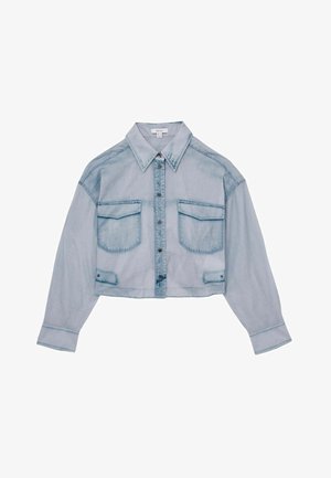 Hellblaues Denim-Cropped-Shirt mit Knopfleiste, spitzem Kragen und zwei Brusttaschen mit kontrastierender Naht.