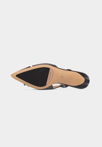 Μαύρο ψηλοτάκουνο παπούτσι με μυτερή μύτη και δερμάτινη σόλα, με λαστιχένιο επίθεμα πρόσφυσης και λουράκι με αγκράφα, μέγεθος 37 EU, μάρκα Peter Kaiser.