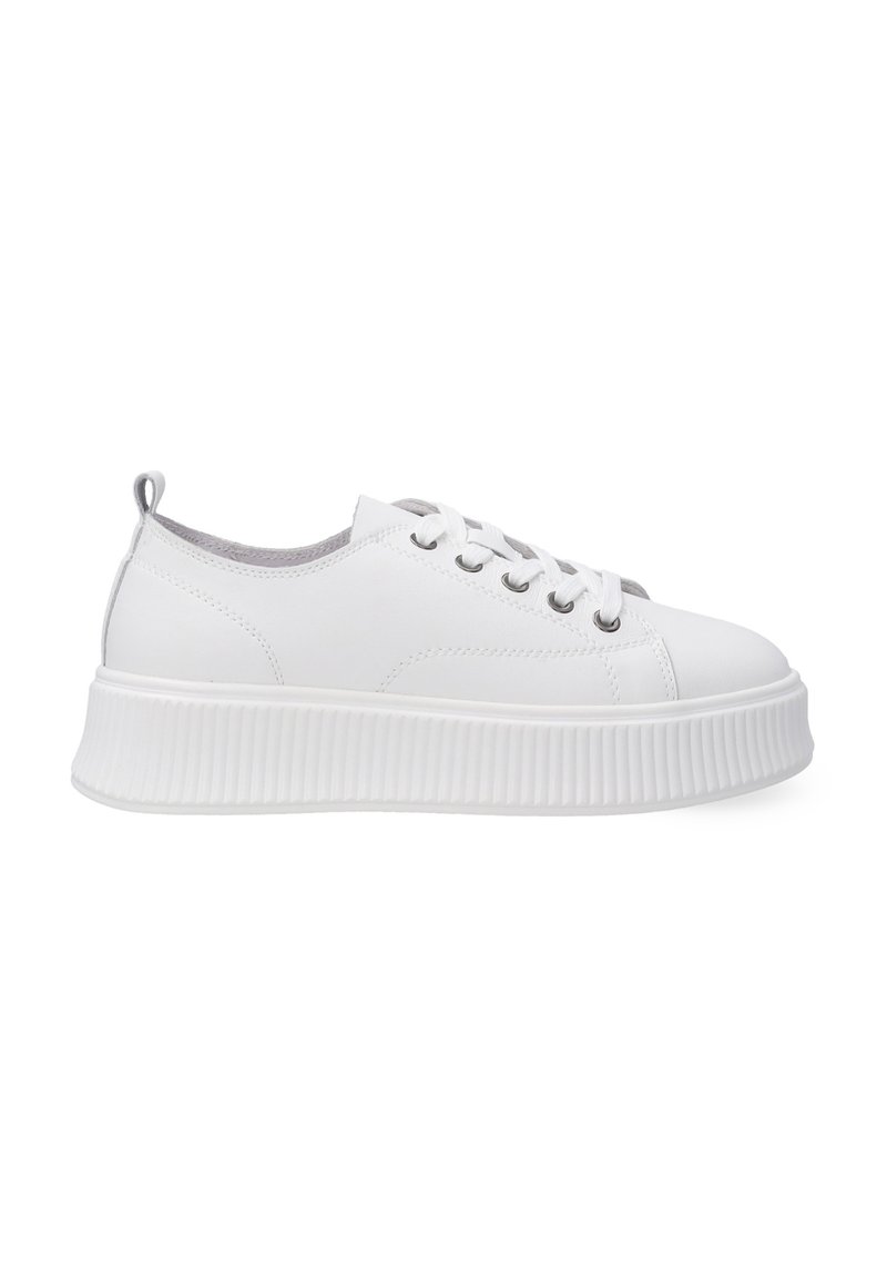 Weiße Schnürsneaker aus glattem Leder, mit einer dicken gerippten Sohle und einem grauen Textilfutter sowie einer kleinen Fersenschlaufe.