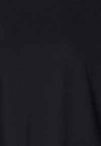 Czarny, miękki t-shirt z bawełny o gładkiej fakturze i prostym designie, bez widocznych wzorów czy akcentów.