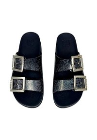 Infradito neri con fibbie argentate lucide, dotati di cinturini glitterati e una soletta testurizzata per il comfort. Suola in gomma liscia.