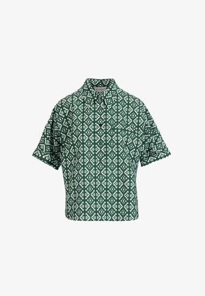 Zelená košeľa s krátkym rukávom na gombíky s bielym geometrickým vzorom diamantov a jedným náprsníkom.