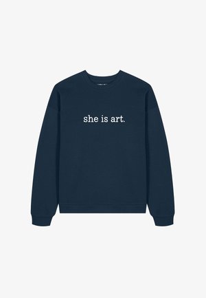 Marineblauwe sweatshirt met witte tekst "she is art." gecentreerd op de voorkant, voorzien van geribbelde boorden en zoom.