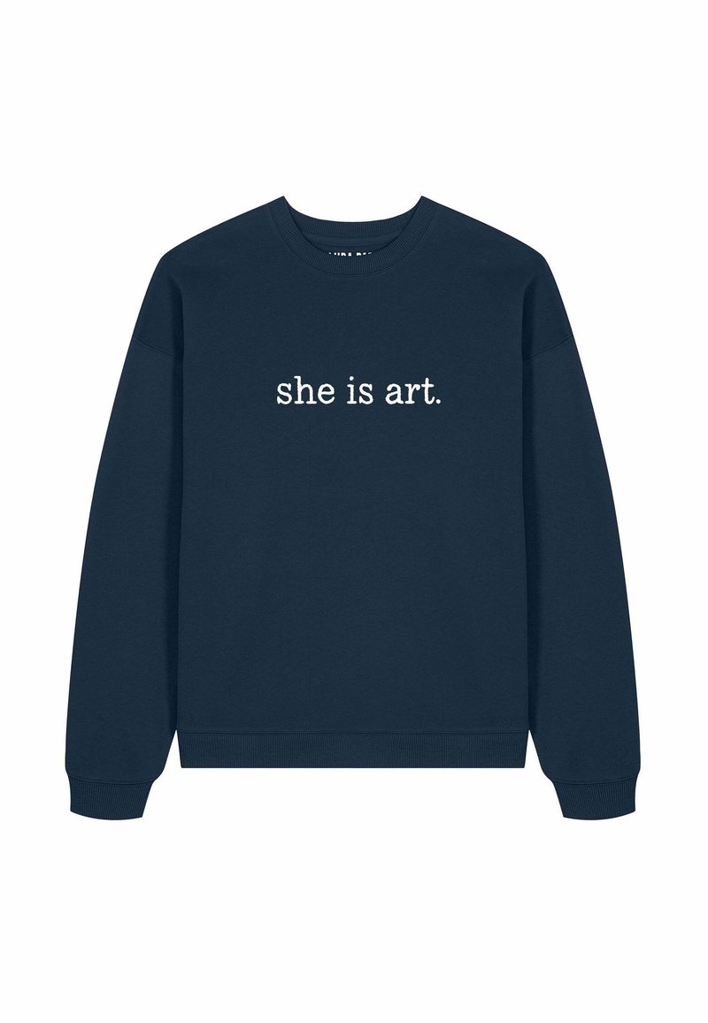 Felpa blu navy con testo bianco "she is art." al centro davanti, con polsini e orlo a coste.