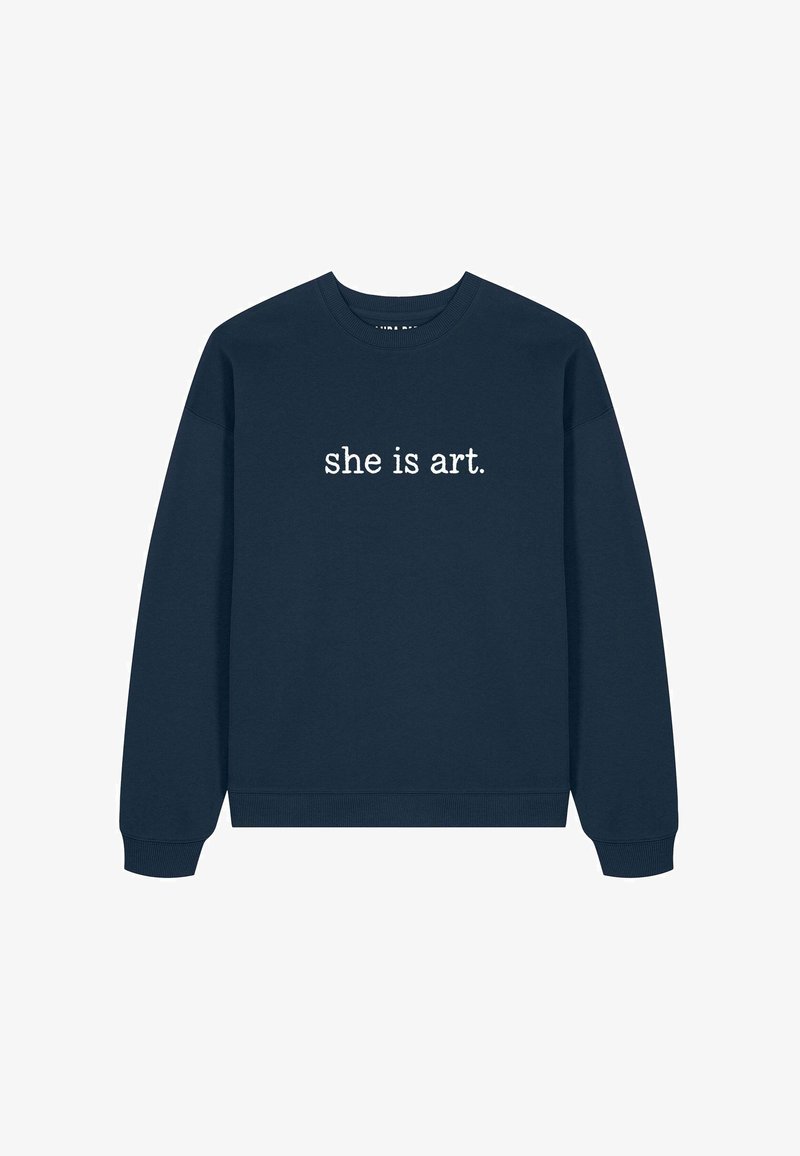 Felpa blu navy con testo bianco "she is art." al centro davanti, con polsini e orlo a coste.