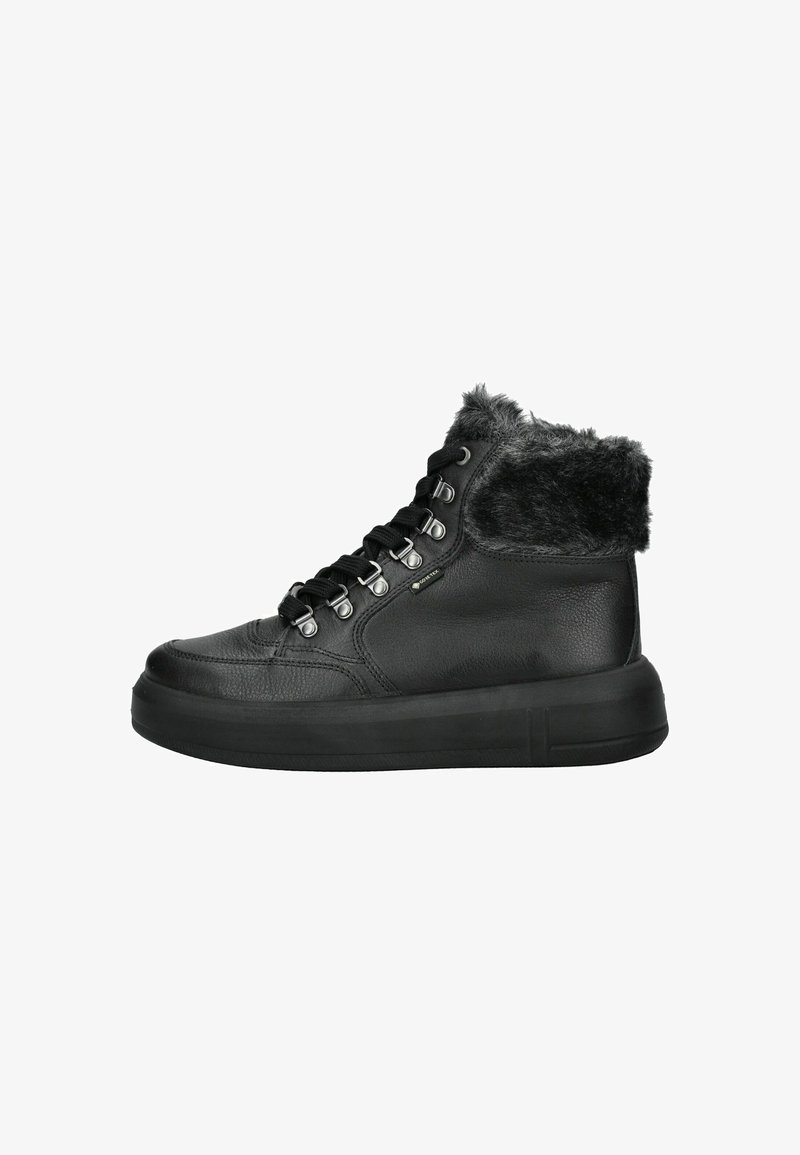 Schwarze High-Top-Sneaker mit einem strukturierten Leder-Obermaterial, einem Kragen aus Kunstfell, metallischen Ösen und einer dicken, schwarzen Gummisohle.