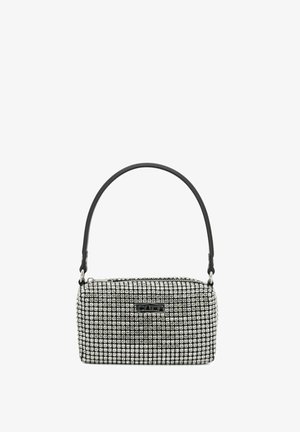 Piccola borsa rettangolare coperta di strass argentati con manico nero e cerniera, e una targhetta rettangolare in metallo con logo sul davanti.