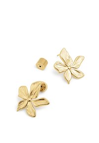 Goldfarbene blumenförmige Ohrringe mit strukturierten Blütenblättern und einer zentralen Perle. Enthält eine zylindrische Rückseite für sicheren Halt.