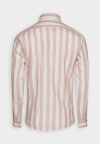 Långärmad skjorta i ljusrosa och vita ränder, tillverkad av linne, med en standardkrage och knäppningar vid ärmsluten, samt en rundad nederkant.