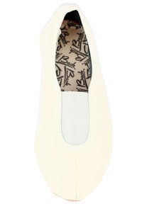Ballet flats in crème met een ronde neus en een stoffen binnenzool met een zwart logo-patroon. Gladde textuur, minimalistisch ontwerp.