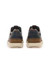 Zapatillas de hombre que presentan una combinación de cuero azul marino y marrón, con una suela de goma, forma redondeada y una lengüeta en la parte trasera para facilitar su uso.