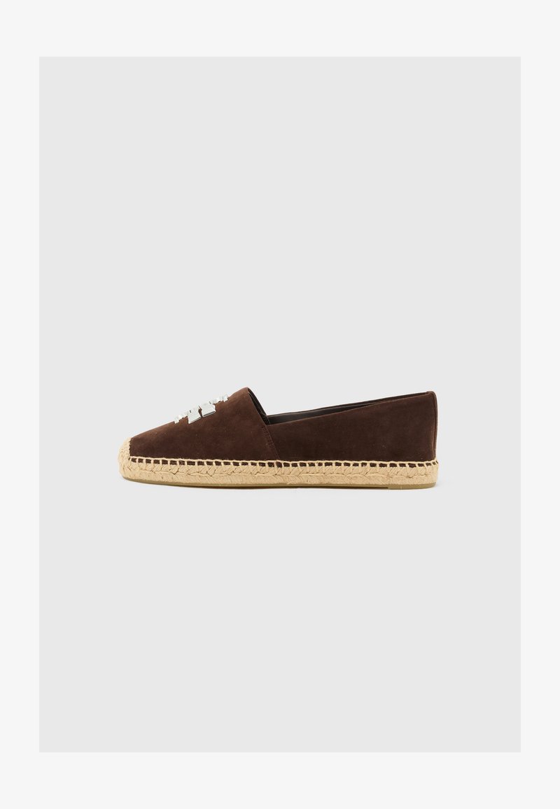 Scarpe espadrillas slip-on in suede marrone con suola in corda di juta e dettagli decorativi sul davanti. Design a bassa scollatura, tacco piatto.