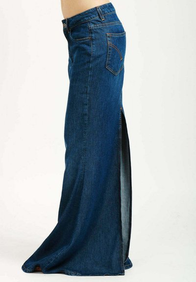 Falda maxi de mezclilla con una abertura lateral alta. Presenta un color azul clásico, costuras en contraste y dos bolsillos traseros. Diseño de cintura ajustada.