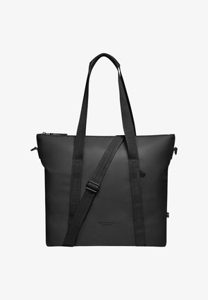 Sac fourre-tout noir avec une finition lisse et mate. Dispose de poignées supérieures doubles et d'une bandoulière amovible. Fermeture zippée et branding subtil à l'avant.
