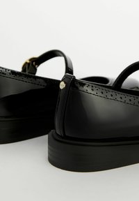 Lipsy REGULAR FIT - FLAT DOLLY  - Baleríny s páskem - black