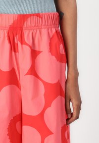 Marimekko VOIMAKUKKA UNIKKO - Pantaloni - red/pink