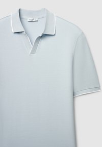 Hellblaues Poloshirt aus strukturiertem Stoff, mit kurzen Ärmeln und V-Ausschnitt, der mit weißem Paspel an Kragen und Ärmelkanten verziert ist.