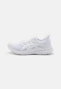 Chaussures de sport blanches avec une tige en mesh, fermeture à lacets et semelle texturée. Elles présentent des accents synthétiques et une silhouette épurée.