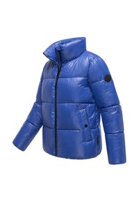 Blå vadderad jacka med hög krage, dragkedja framtill och sidofickor. Har en blank yta och en rund logotypapplikation på ärmen.