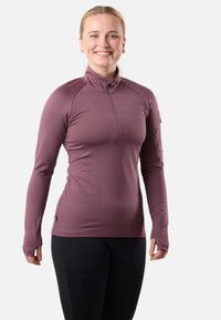 Maglia a maniche lunghe con collo a zip in tessuto mauve tenue con una texture liscia. Presenta aperture per il pollice nelle maniche e accenti nei pannelli laterali.