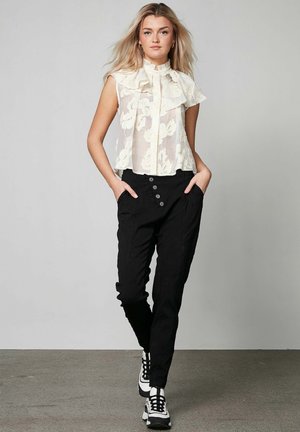 TRILLE BOYFRIEND - Hlače - black