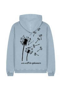 Svetlomodrá mikina s kapucňou s čiernou grafikou púpavy a textom "budeme efemérni" na dolnej časti chrbta. Mäkký bavlnený materiál.