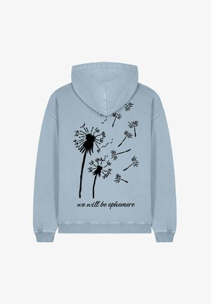 Hanorac de culoare albastru deschis, cu un grafic negru de păpădie și textul "vom fi efemeri" pe partea inferioară a spatelui. Material din bumbac moale.