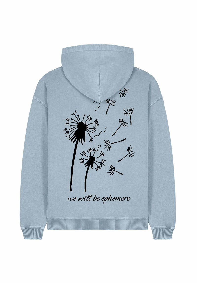 Svetlomodrá mikina s kapucňou s čiernou grafikou púpavy a textom "budeme efemérni" na dolnej časti chrbta. Mäkký bavlnený materiál.