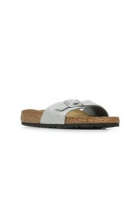 Silver glittrande slip-on sandal med korkfotbädd och strukturerad gummisula. Har en enkel spännestrag och öppen tådesign.