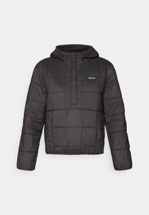Svart huva pufferjacka med en quiltad design, med en halv dragkedja framtill och en liten logotyp på vänster bröst. Slät textur.