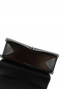 Portafoglio nero in pelle con esterno testurizzato, chiusura a scatto in argento e interno spazioso. Cuciture bianche adornano i bordi.