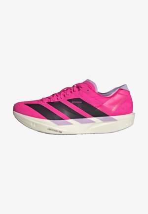 Zapatilla de running en una malla rosa brillante con franjas negras, acentos morados y una mediasuela blanca etiquetada como "LIGHTSTRIKE PRO". Presenta un diseño de perfil bajo.