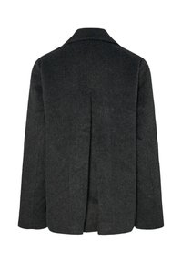 Σκούρο γκρι παλτό από μαλλί με εγκοπή στον γιακά, μακρύ μανίκι και πίσω άνοιγμα για ευκολία κινήσεων. Υφή υφάσματος, μινιμαλιστικός σχεδιασμός.