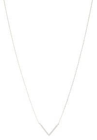 Collana d'argento con un sottile pendente geometrico a forma di V su una catena delicata. Texture liscia, design minimalista.