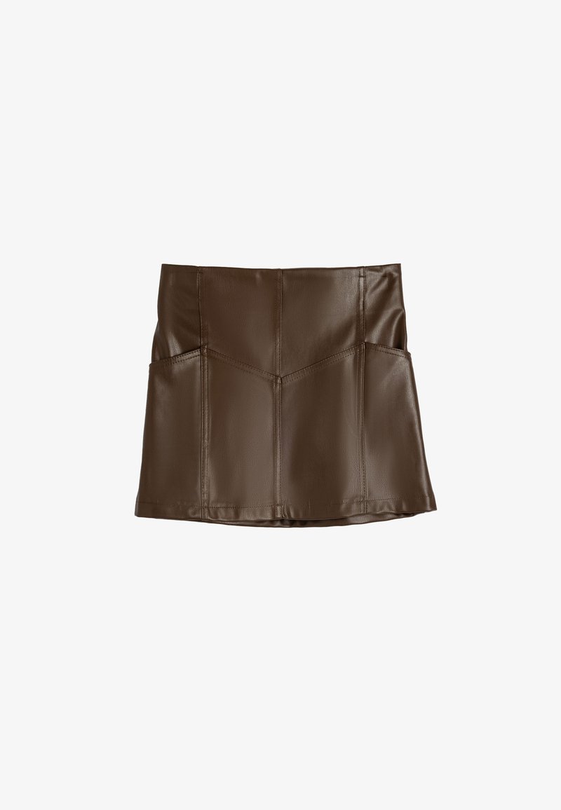 Brun syntetisk læderskirt med en tætsiddende silhuet, der har to skrå lommer, synlige stikninger og en glat tekstur.