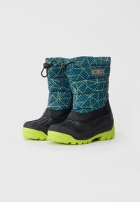 Botas de invierno negras y verdes con una parte superior acolchada azul que presenta un patrón geométrico, suela de goma y cierre de cordón en la parte superior.
