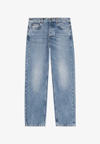 Vaqueros de mezclilla de pierna recta en azul claro con textura desgastada, bolsillos frontales, trabillas para cinturón y cierre de botón.