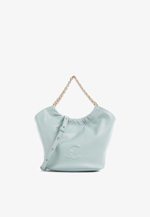 Borsa a mano in pelle azzurro chiaro con parte superiore arricciata, manico a catena dorata, tracolla regolabile e logo "CC" intrecciato in rilievo sulla parte anteriore.