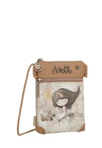 Bolsita compacta de color beige con textura, que presenta una ilustración caprichosa, parte superior con cremallera y un charm decorativo unido a la correa.