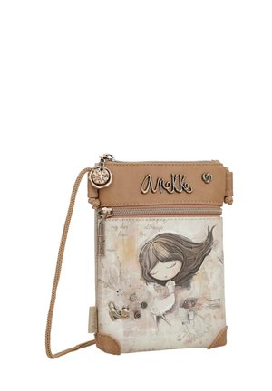 Bolsita compacta de color beige con textura, que presenta una ilustración caprichosa, parte superior con cremallera y un charm decorativo unido a la correa.